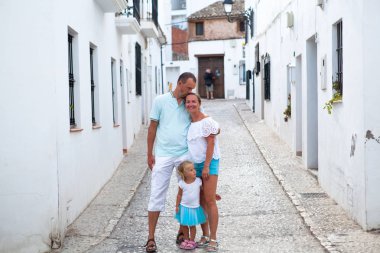 Avrupa'da aile tatili. tipik İspanya geleneksel köy sokakta anne ve kızı.