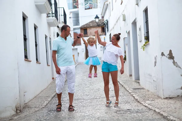 Férias em família na Europa. pais e filha na rua de espanha típica aldeia tradicional . — Fotografia de Stock