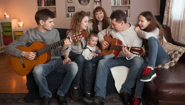 Portret dużej rodziny, dzieci i rodziców śpiewać i grać na gitarze razem, wewnątrz — Zdjęcie stockowe