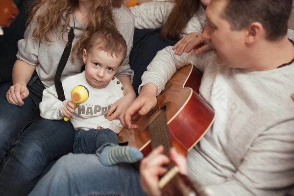 Padre e hijo pequeño tocando la guitarra y riendo —  Fotos de Stock