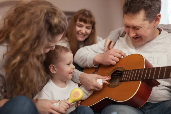 大家族の肖像画、子供と両親が一緒に歌い、一緒にギターを演奏し、屋内 — ストック写真