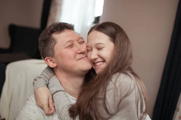 Retrato de un padre feliz y hermosa hija se ríen, interior —  Fotos de Stock