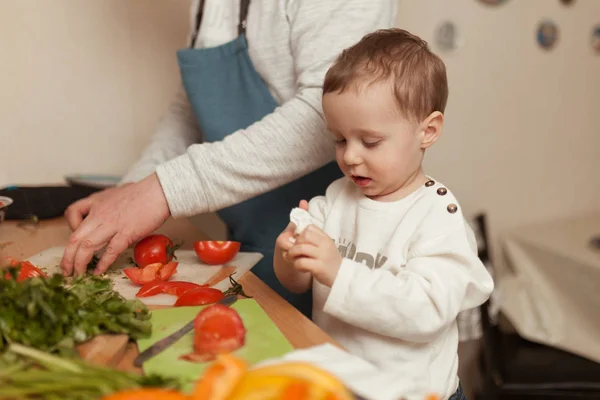 Man cooking at his kitchen eastern cuisineMan and his family cooking at his kitchen eastern cuisine — Stock Photo, Image