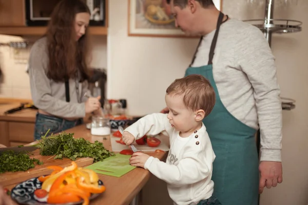 Man matlagning på hans kök Eastern cuisineman och hans familj matlagning på hans kök österländska köket — Stockfoto