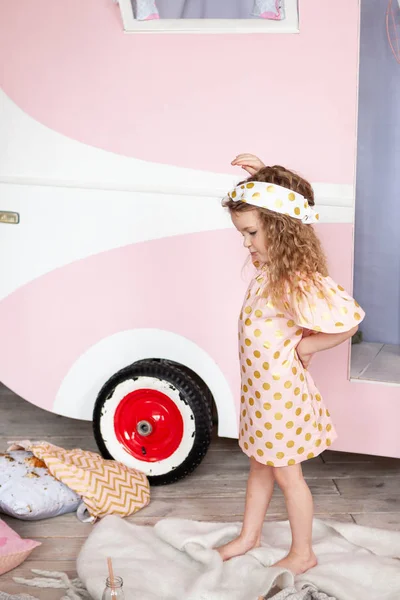 Roztomilá šťastná dívka na pozadí růžového autobusu, dovolené, party. — Stock fotografie