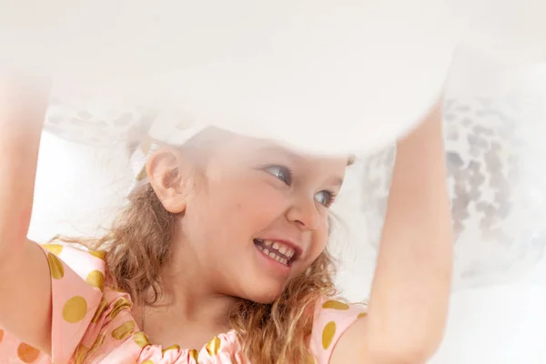 Beetje schattig gelukkig meisje op de achtergrond van roze bus, vakantie, partij. — Stockfoto