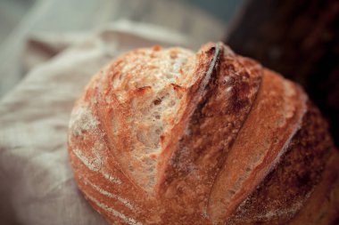 Pişirme malzemeleri ahşap masaya yerleştirilir, pişirmeye hazır. Gıda hazırlama konsepti, evde ekmek yapma, arka planda mutfak.