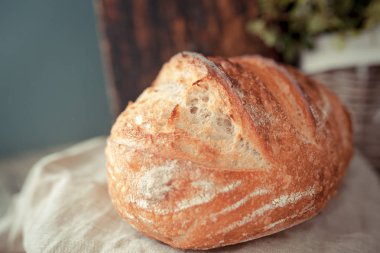 Pişirme malzemeleri ahşap masaya yerleştirilir, pişirmeye hazır. Gıda hazırlama konsepti, evde ekmek yapma, arka planda mutfak.