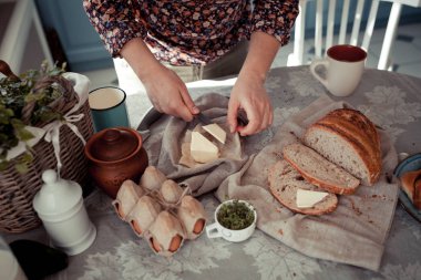 Pişirme malzemeleri ahşap masaya yerleştirilir, pişirmeye hazır. Gıda hazırlama konsepti, evde ekmek yapma, arka planda mutfak.
