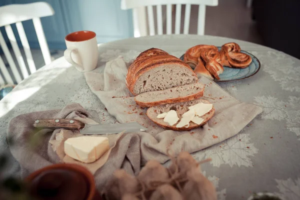 Ingredientes de cozimento colocados na mesa de madeira, prontos para cozinhar. Conceito de preparação de alimentos, Fazendo pão em casa, cozinha no fundo . — Fotografia de Stock