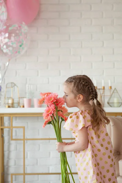 Gelukkig vrij klein meisje op verjaardagsfeestje, indoor — Stockfoto