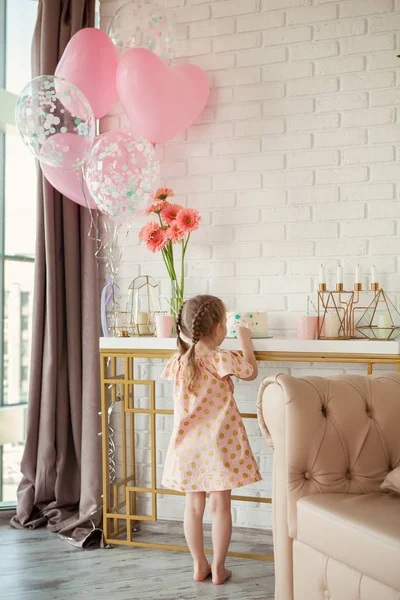 Menina bonita feliz na festa de aniversário, indoor — Fotografia de Stock