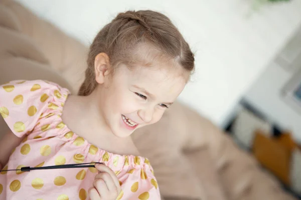 Felice bella bambina alla festa di compleanno, indoor — Foto Stock