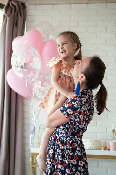 evde bir doğum günü partisinde mutlu anne ve kızı