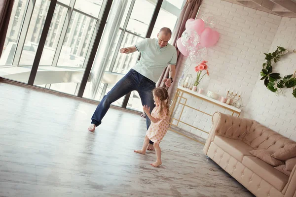 Pai feliz e filha em uma festa de aniversário na casa — Fotografia de Stock