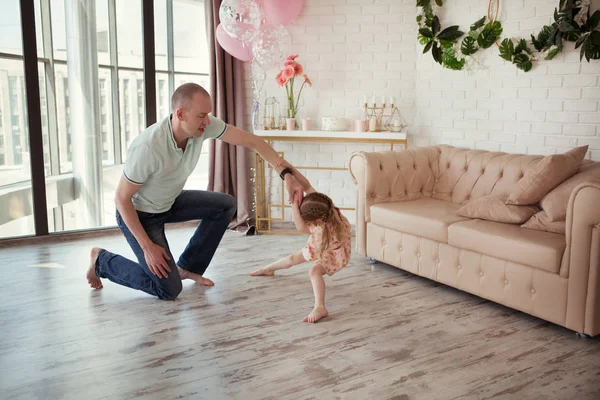 Счастливые отец и дочь на дне рождения в доме — стоковое фото