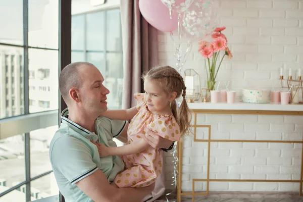 Pai feliz e filha em uma festa de aniversário na casa — Fotografia de Stock