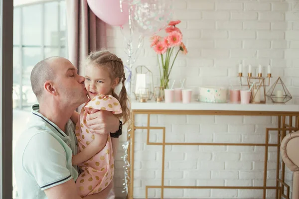 Счастливые отец и дочь на дне рождения в доме — стоковое фото