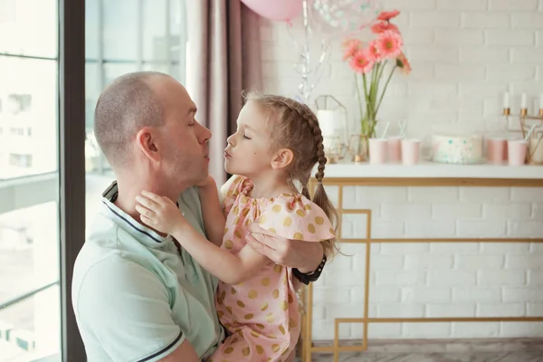 Pai feliz e filha em uma festa de aniversário na casa — Fotografia de Stock