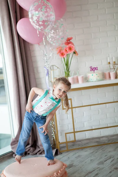 Boldog szép kislány születésnapi party, beltéri — Stock Fotó