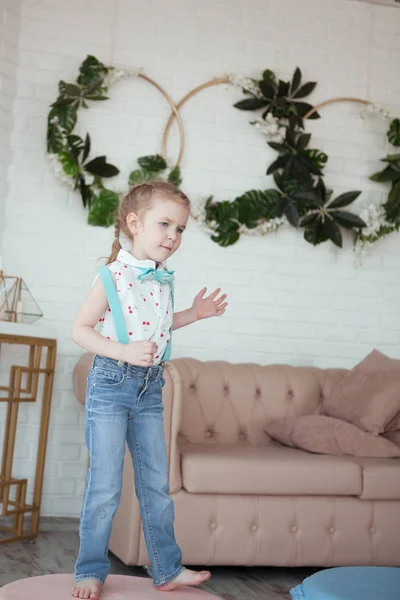 Gelukkig vrij klein meisje op verjaardagsfeestje, indoor — Stockfoto