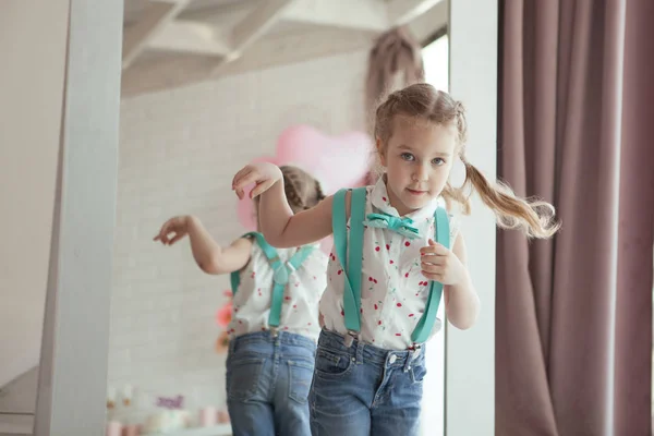 Gelukkig vrij klein meisje op verjaardagsfeestje, indoor — Stockfoto