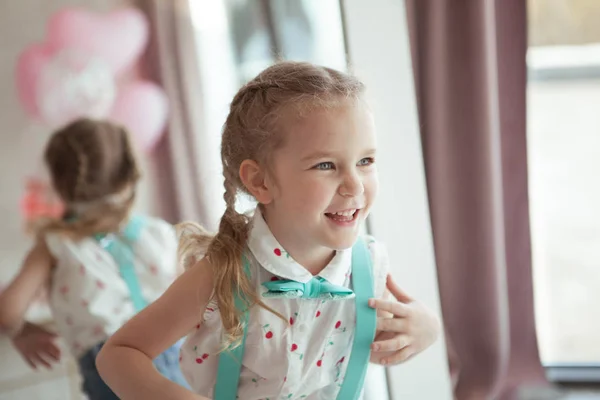 Felice bella bambina alla festa di compleanno, indoor — Foto Stock