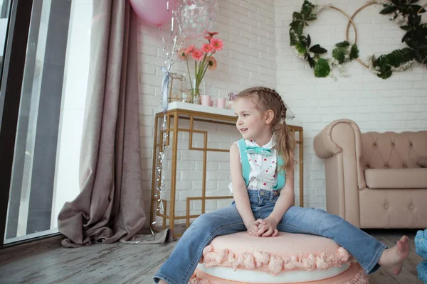 Lycklig söt liten flicka på födelsedagsfest, inomhus — Stockfoto
