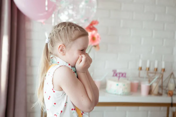 Счастливая маленькая девочка на дне рождения, в помещении — стоковое фото