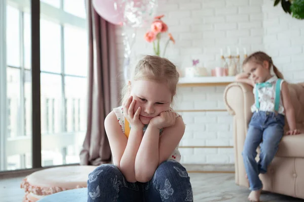 Two sad sisters at a birthday party, indoor — Stock Photo, Image