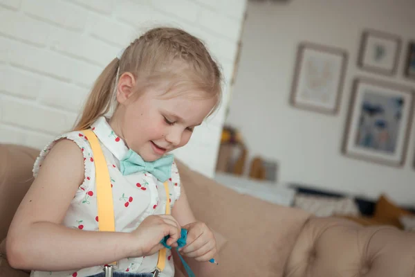 Gelukkig vrij klein meisje op verjaardagsfeestje, indoor — Stockfoto