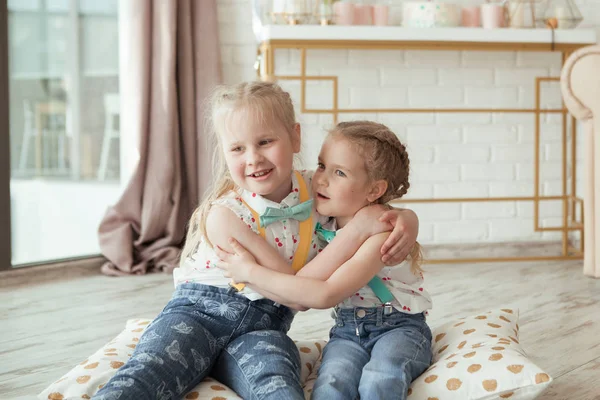 Twee gelukkige zusters op een verjaardagsfeestje, indoor — Stockfoto