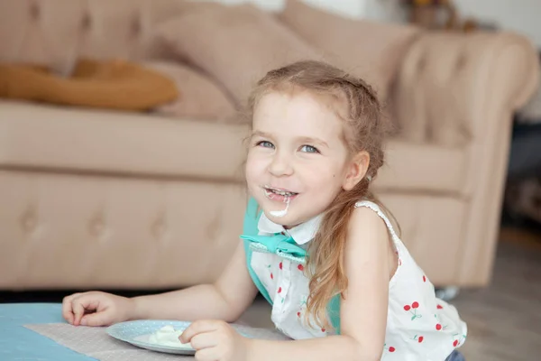 Glückliches hübsches kleines Mädchen auf Geburtstagsparty, drinnen — Stockfoto