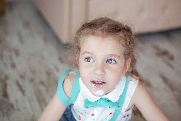 Glückliches hübsches kleines Mädchen auf Geburtstagsparty, drinnen — Stockfoto