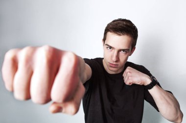 Beyaz arka plan üzerinde siyah t-shirt genç yakışıklı bir adam portresi.