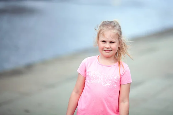 Niña linda caminando cerca de la fuente, al aire libre —  Fotos de Stock