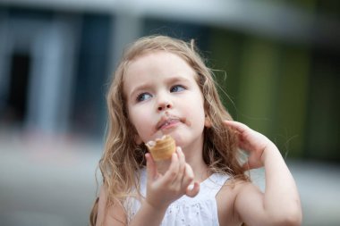 Küçük güzel kız dondurma yiyor