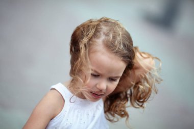 Küçük güzel kız dondurma yiyor