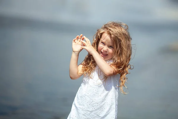 Mała śliczna dziewczyna spaceru w pobliżu fontanny, na wolnym powietrzu — Zdjęcie stockowe
