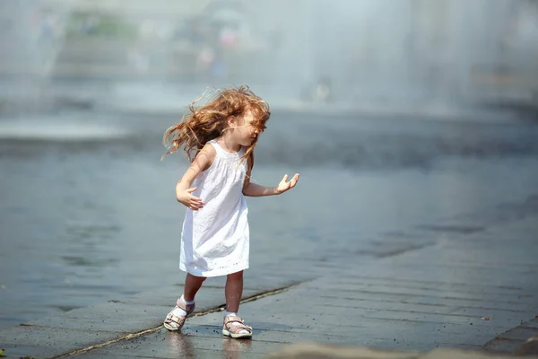 Küçük sevimli kız çeşme yakınında yürüyüş, açık — Stok fotoğraf