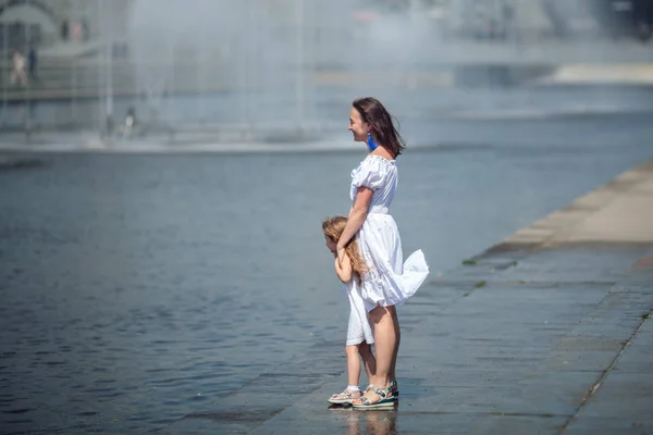 Szczęśliwy matka i córka chodzenie w pobliżu The fontanna — Zdjęcie stockowe