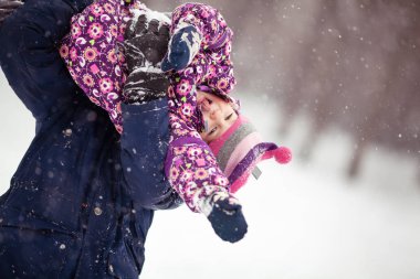 Kış parkında eğlenceli çocuklar yürüyün. Happy Brother ve kız kardeşi dışında oynuyor.