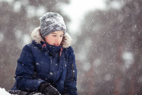 冬天雪地公园里一个少年的肖像 — 图库照片