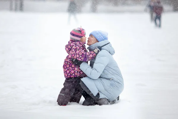 在冬季公园散步有趣的家庭。快乐的母亲和女儿在外面玩. — 图库照片