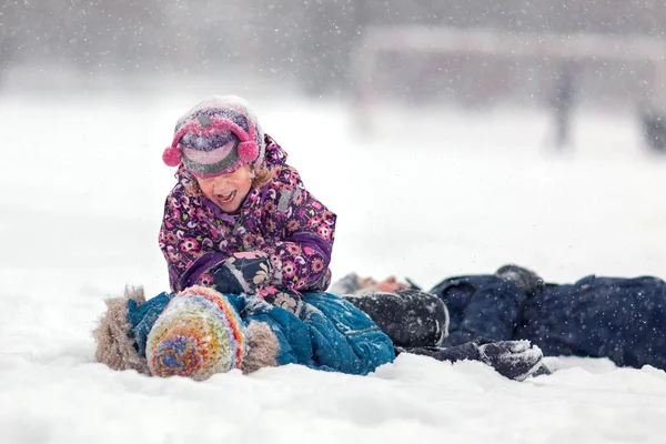 冬の公園で楽しい子供たちを歩きます。外で遊ぶ幸せな兄弟姉妹. — ストック写真