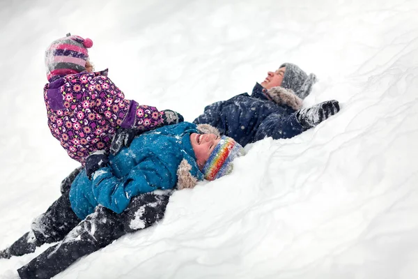 Spacer zabawy dzieci w parku zimowym. Szczęśliwy brat i siostra gra na dworze. — Zdjęcie stockowe