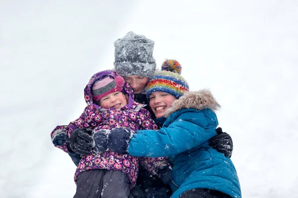 Spaßkinder im Winterpark. glücklicher Bruder und Schwester spielen draußen. — Stockfoto