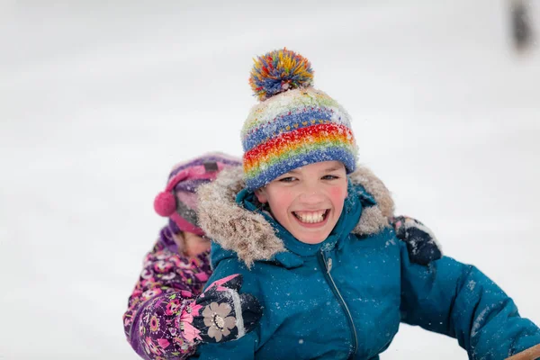 Caminar niños divertidos en el parque de invierno. Feliz hermano y hermana jugando afuera . — Foto de Stock