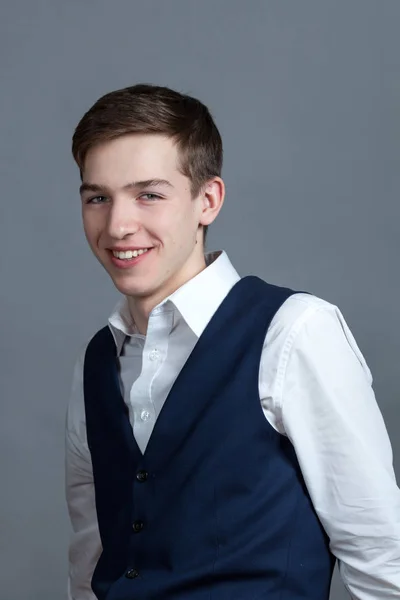 Πορτρέτο του happy μαθητής έφηβος στο λευκό πουκάμισο και σακάκι γκρι φόντο — Φωτογραφία Αρχείου