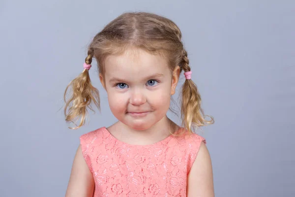 Portrait of beautiful girl and pink dress, studio — Stock Photo, Image